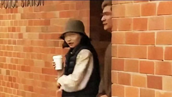 悉尼逆行车祸事件后续：23岁华裔女财富来源成谜	，身份背景疑被扒__悉尼逆行车祸事件后续：23岁华裔女财富来源成谜，身份背景疑被扒