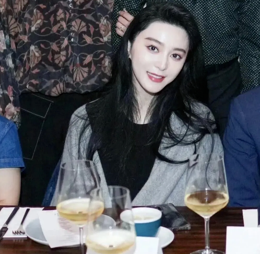 43岁范冰冰惊艳东京,白皙肌肤与狐狸眼迷倒众生