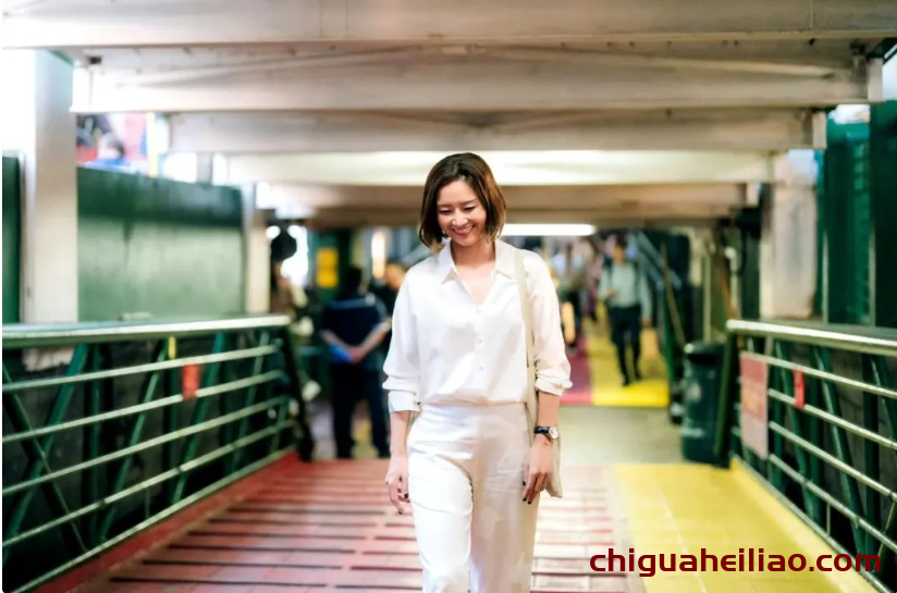 42岁李娜美丽升级,V领衬衫展现温婉端庄