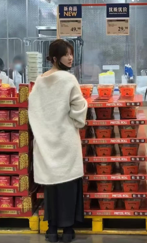 赵露思超市扫货,25岁依旧美如初恋