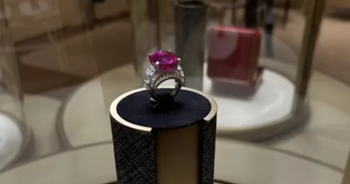 李湘近照惊艳,48岁如28岁般青春