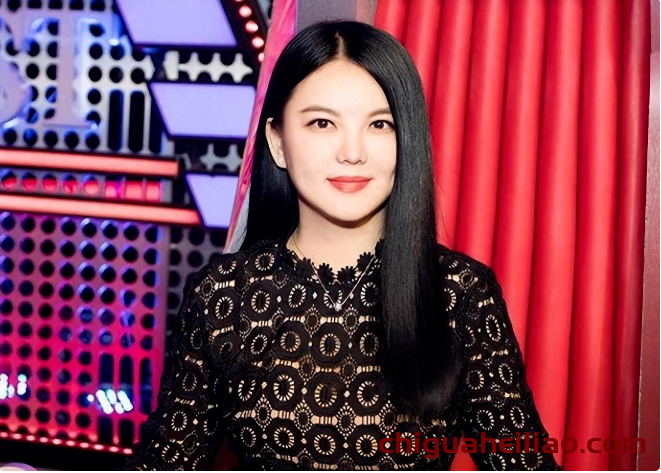 李湘近照惊艳,48岁如28岁般青春